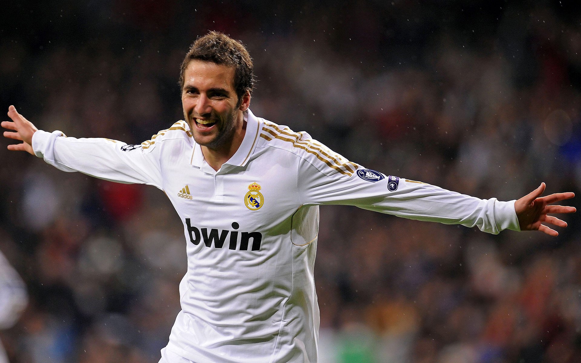 基层足球场地资源紧张，足球场地设施不足